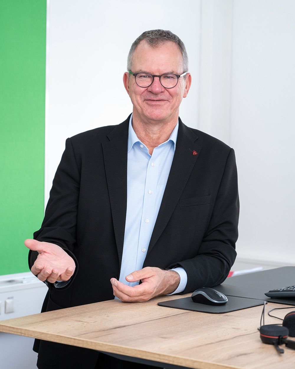 Jörg im Office bietet etwas an