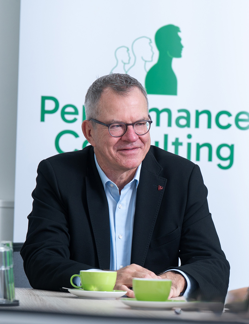 Jörg alleine vor PCG-Logo