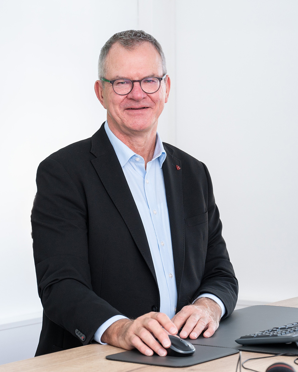 Jörg stehend am PC